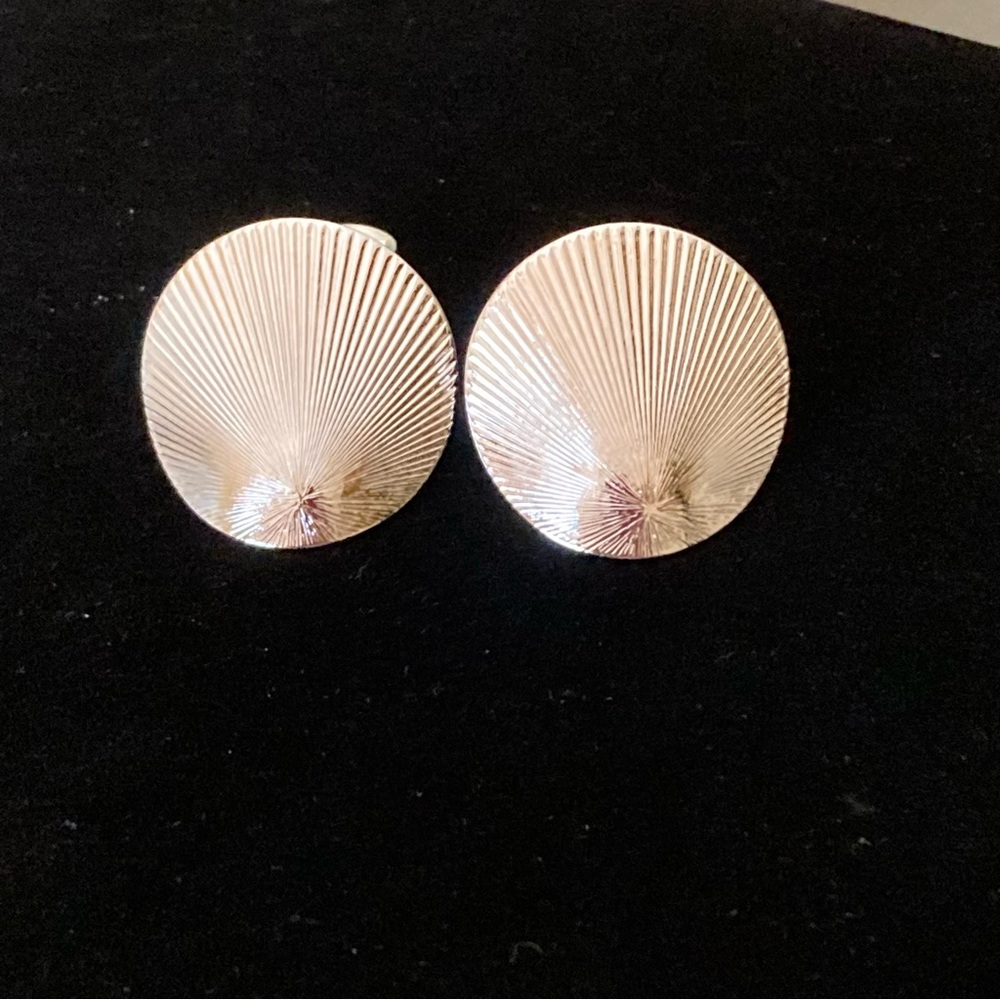 Monet (C) Vintage Scallop Shell Clip Earrings in Silver-tone